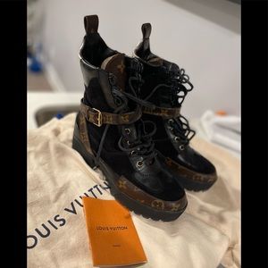Louis Vuitton Desert boots monogram size 37 woman’s